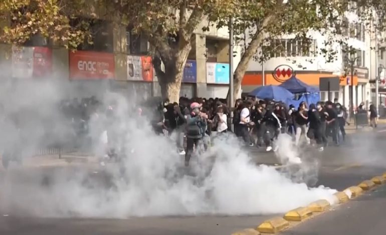 Massive Ausschreitungen in Chile: Studenten protestieren gegen Bildungs- und Lebenshaltungskosten