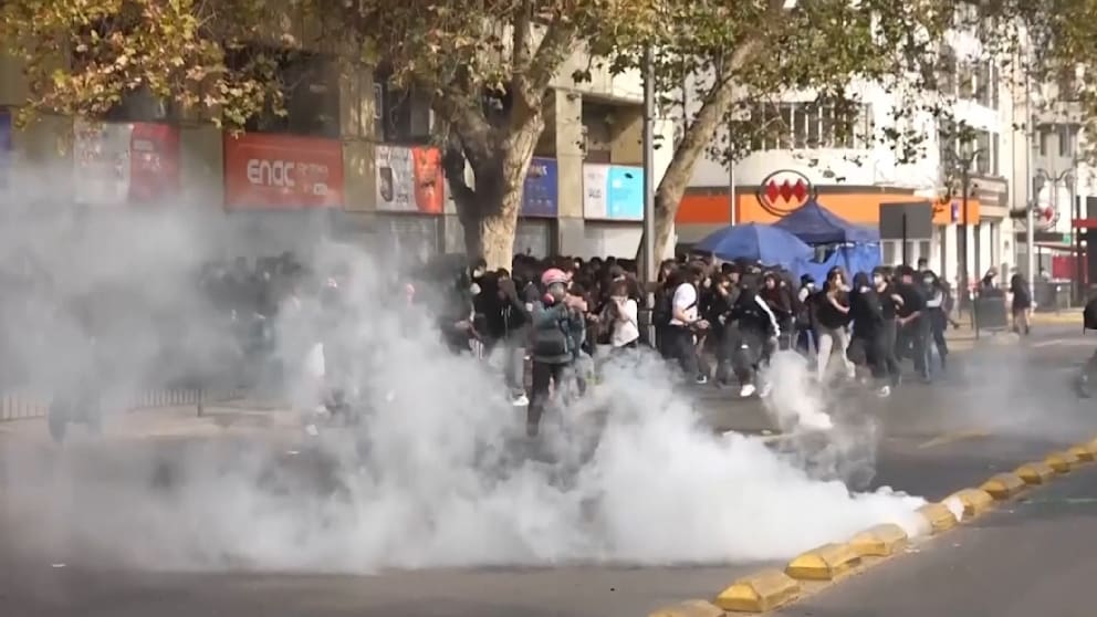 Massive Ausschreitungen in Chile: Studenten protestieren gegen Bildungs- und Lebenshaltungskosten