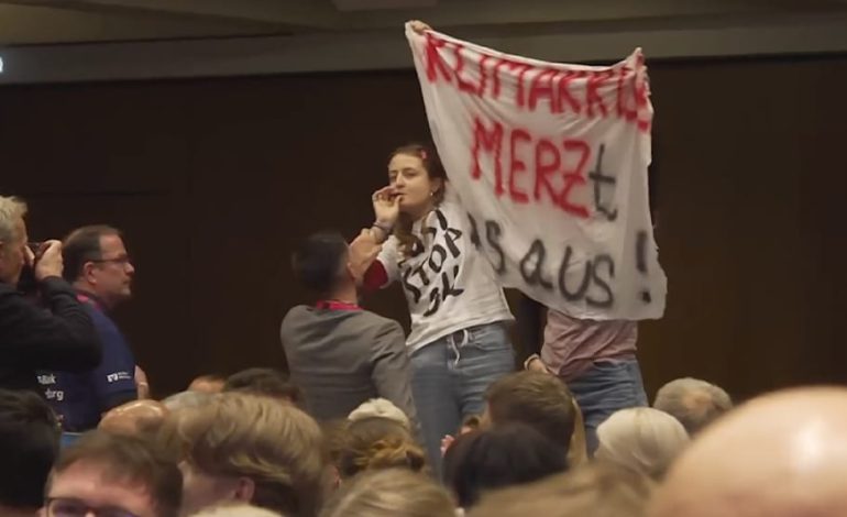 Störungen bei Katholikentag: Diskussion mit Kanzler Merz unterbrochen