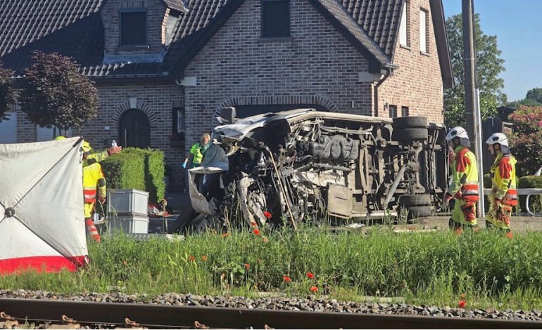 Tragischer Unfall in Belgien: Schulbus von Zug erfasst