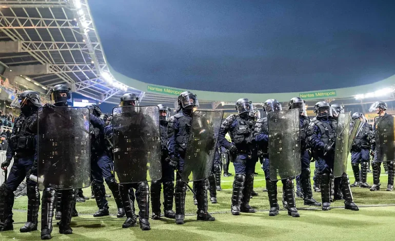 Eklat beim FC Nantes: Spielabbruch durch Platzsturm