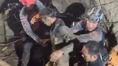 Rettung von Goldsuchern aus überfluteter Höhle in Laos