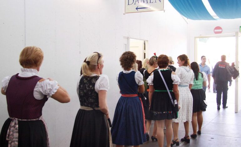 Gleichberechtigung auf Damentoiletten in Bayern