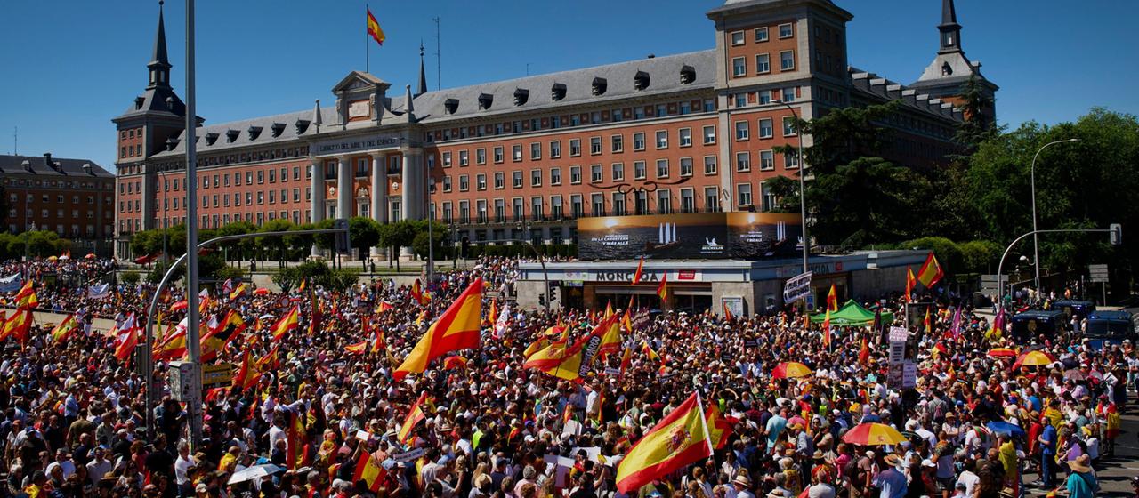 Proteste in Madrid: Forderungen nach Rücktritt von Pedro Sánchez