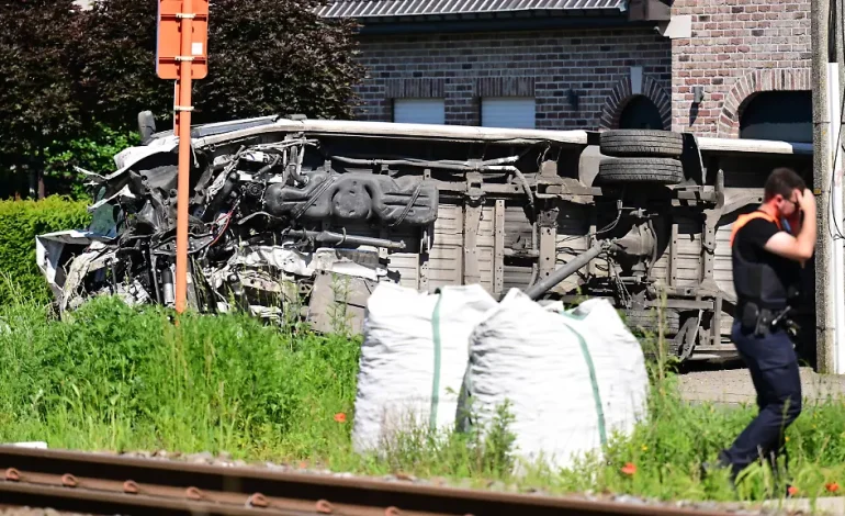 Schulbus und Zug kollidieren in Belgien: Mehrere Tote