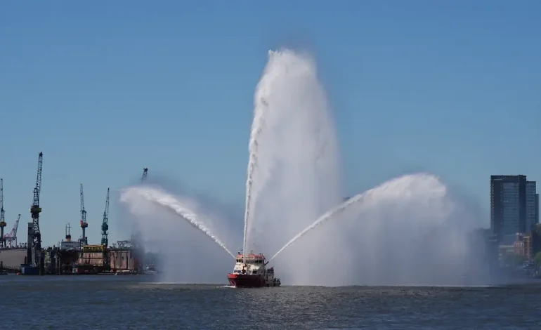 Feuerwehr kämpft stundenlang gegen Brand auf Frachtschiff im Hamburger Hafen