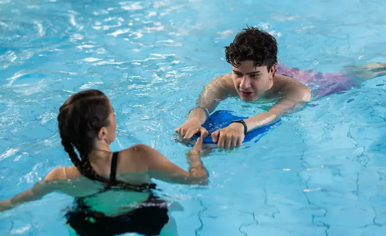 Erwachsene Nichtschwimmer überwinden ihre Ängste in Freiburg