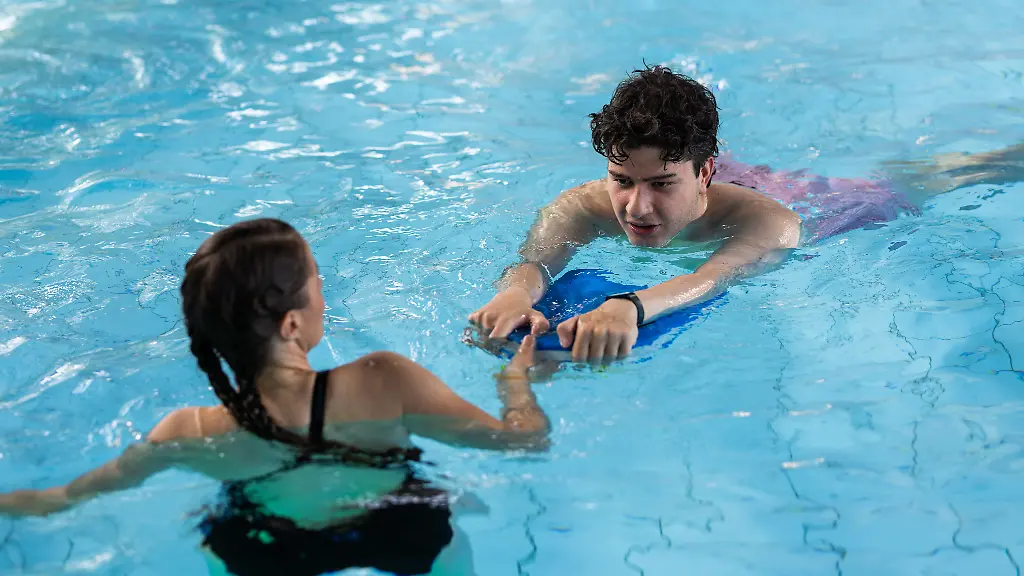 Erwachsene Nichtschwimmer überwinden ihre Ängste in Freiburg