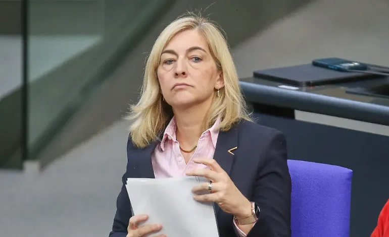 Milliardenloch in der Pflegeversicherung: Erhöhung der Beiträge für Kinderlose geplant