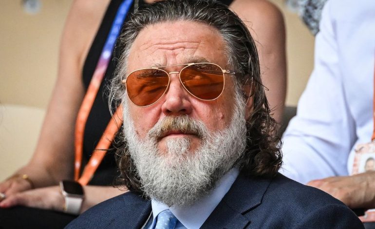 Russell Crowe zeigt klare Kante in Paris