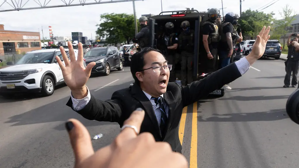 US-Senator bei Protesten gegen Abschiebezentrum durch Pfefferspray verletzt