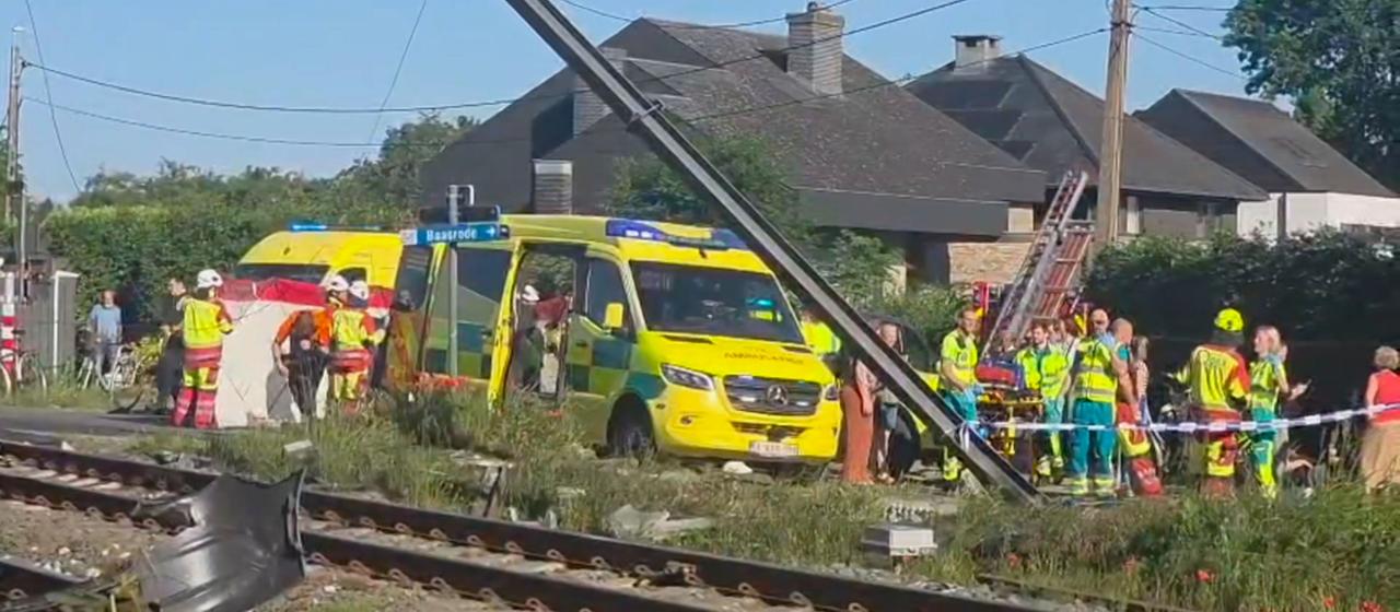 Schulbusunfall in Belgien: Vier Tote bei Zusammenstoß mit Zug
