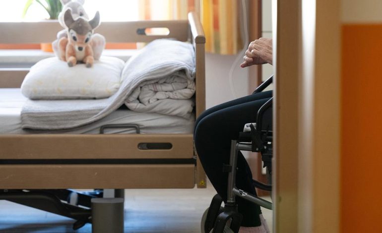 Pläne zur Pflegeversicherung und höhere Beiträge für Kinderlose