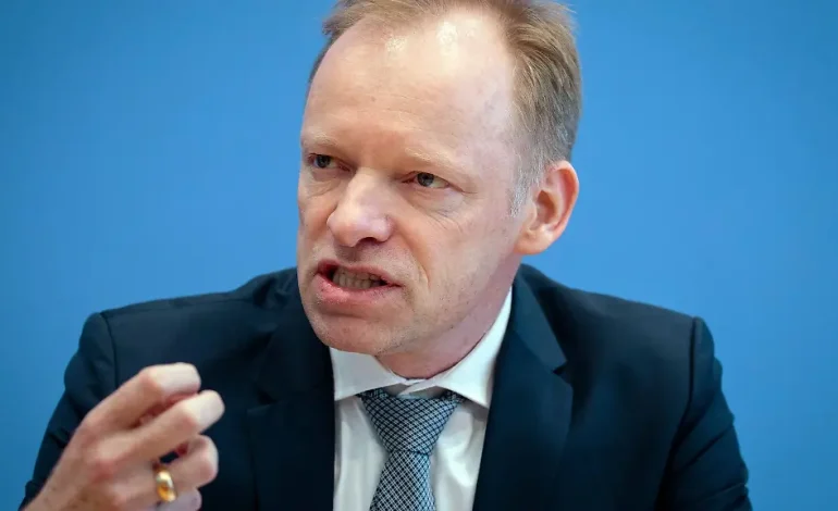 Ifo-Geschäftsklima zeigt leichte Erholung trotz Krisen