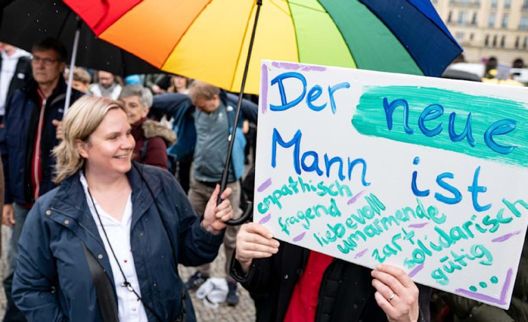 Proteste gegen Gewalt an Frauen am Vatertag