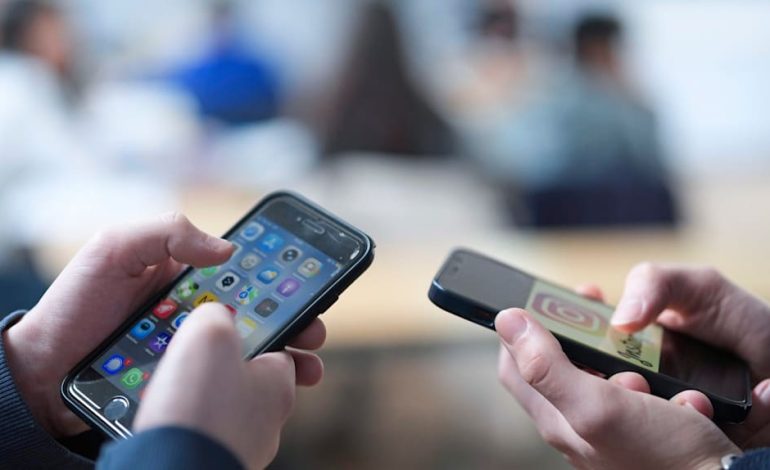 Klage wegen psychischer Abhängigkeit: Millionen von Social-Media-Firmen an US-Schulbezirk