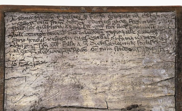 Archäologen entdecken gut erhaltenes mittelalterliches Notizbuch in Latrine
