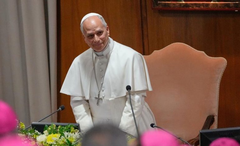 Erste Enzyklika von Papst Leo XIV: Kritik an KI-Waffensystemen und soziale Medien