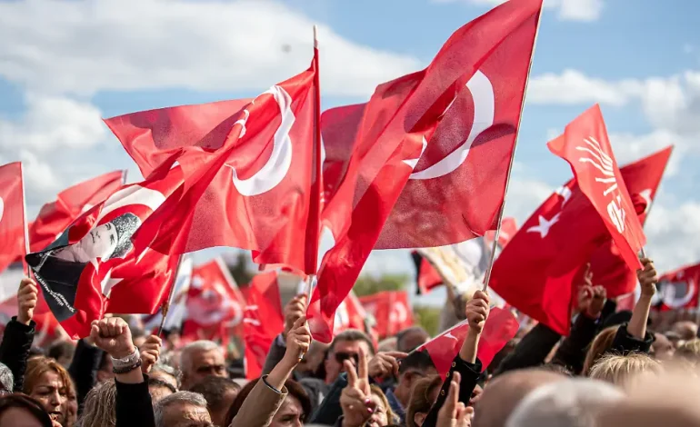 Bürgermeister der CHP in Izmir festgenommen: Politische Spannungen in der Türkei