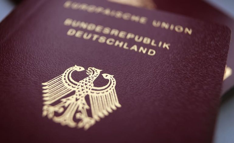 Rekordanstieg bei Einbürgerungen in Deutschland