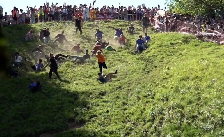 Skurrile Tradition in England: Deutscher gewinnt beim Käse-Rennen