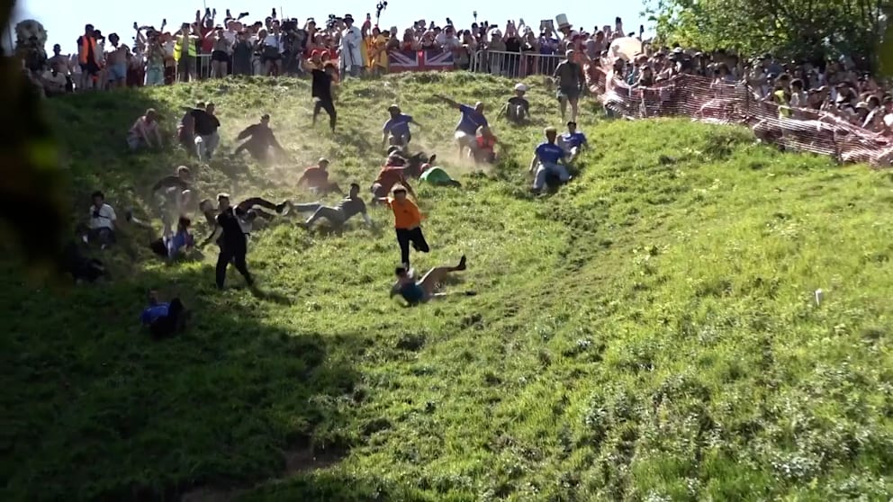 Skurrile Tradition in England: Deutscher gewinnt beim Käse-Rennen