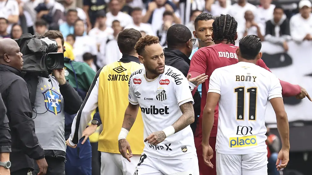 Neymar nach Fehlentscheidung des Schiedsrichters erzürnt