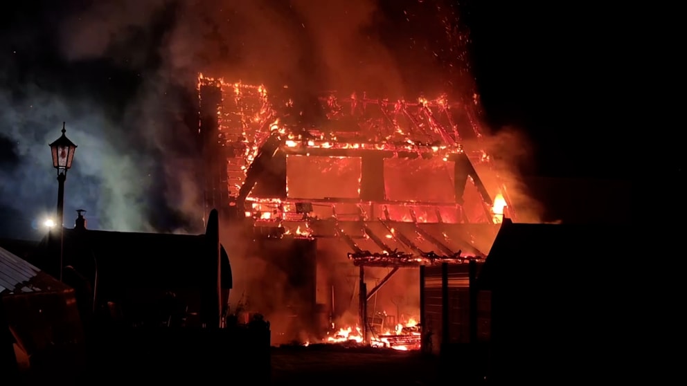 Großbrand in Beelitz: Gebäude nahe Waldgebiet zerstört