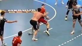 Kuriose Szene im Zweitligaspiel: Handballer ohne Trikot