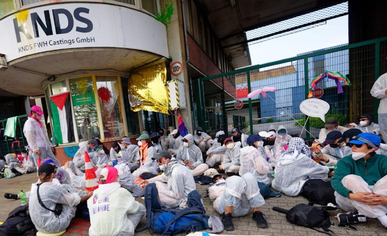 Aktivisten blockieren Werk von Panzerbauer KNDS in Mülheim
