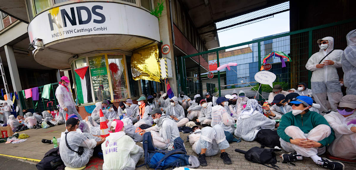 Aktivisten blockieren Werk von Panzerbauer KNDS in Mülheim