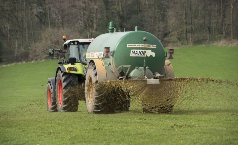 Landwirt Besprüht Falschparker mit Gülle