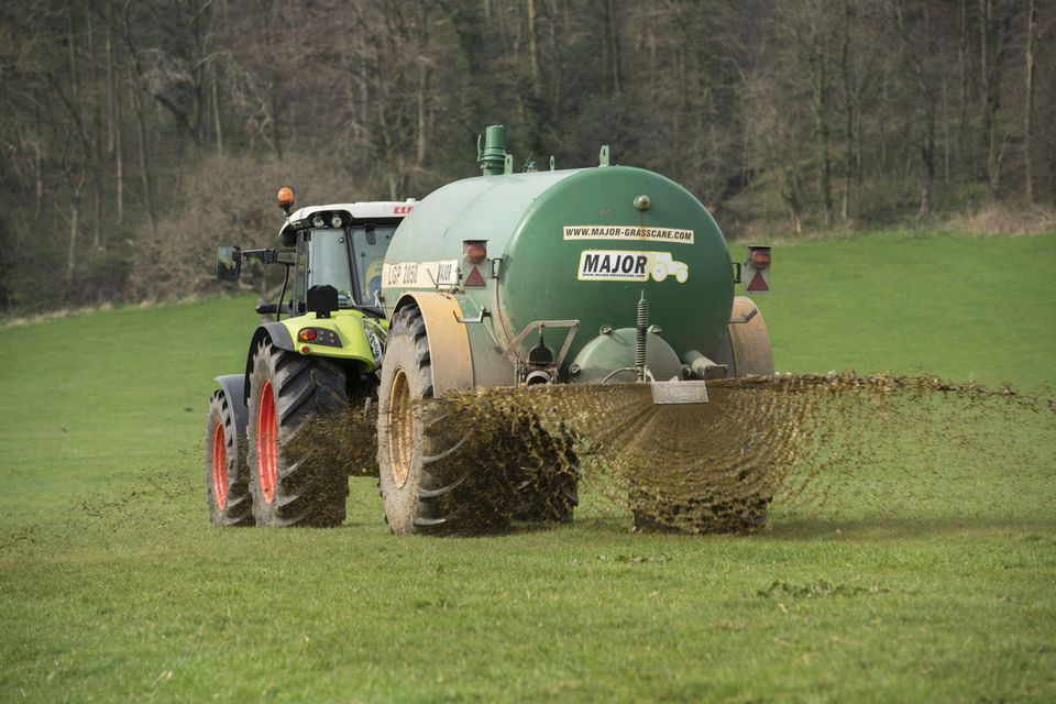 Landwirt Besprüht Falschparker mit Gülle