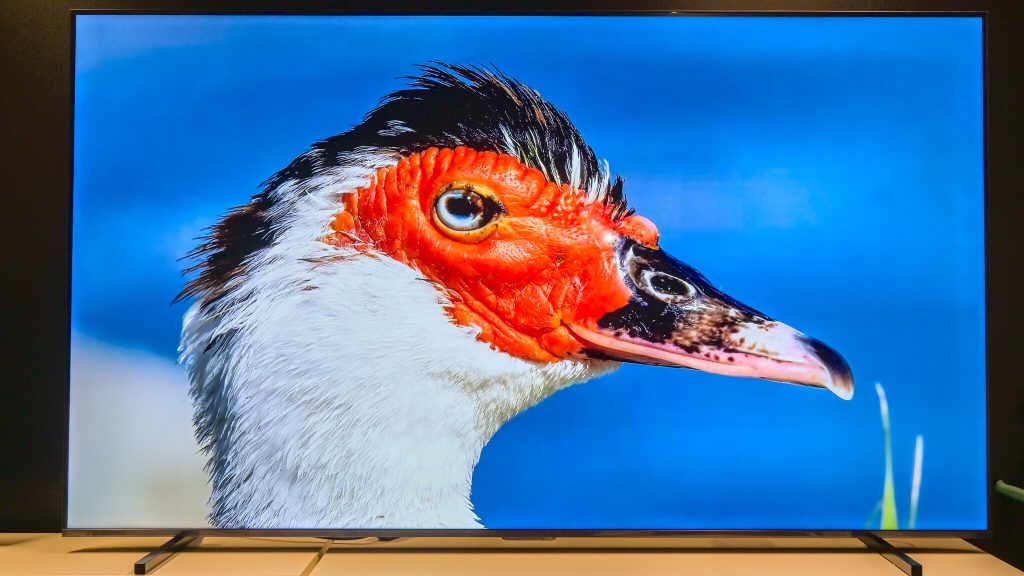 Test des Hisense E7Q Pro: Riesenfernseher für Sport und Gaming