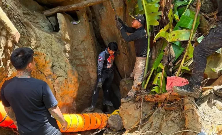 Rettungsaktion für eingeschlossene Goldsucher in überfluteter Höhle in Laos