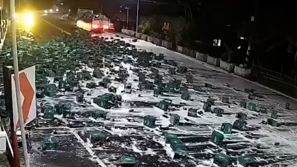 Unfall auf den Philippinen: Bierflaschen auf der Straße