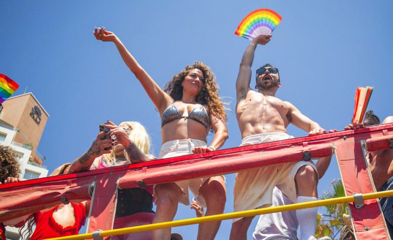 Tausende feiern bei der Pride Parade in Tel Aviv