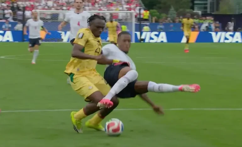 Kontroverse Entscheidung: Kein Elfmeter für Ghana im Spiel gegen England