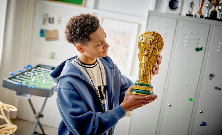 WM-Pokal aus Klemmbausteinen bei Amazon