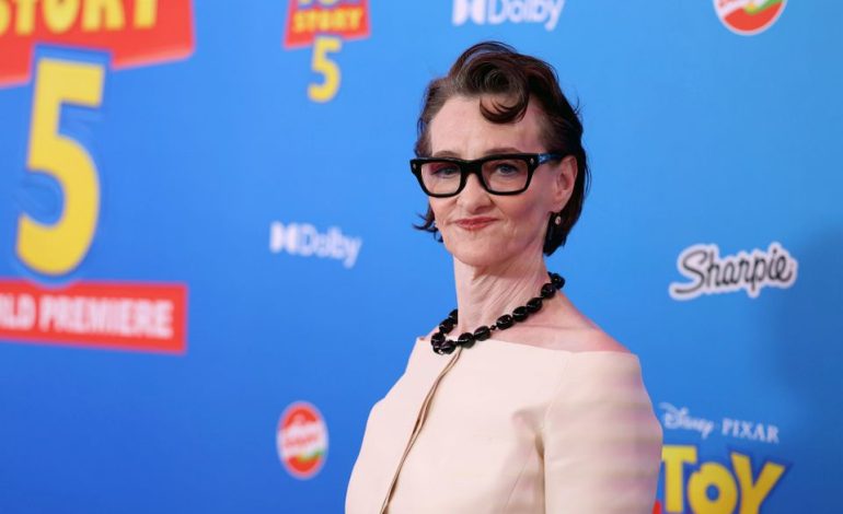 Joan Cusack kehrt zurück auf den roten Teppich