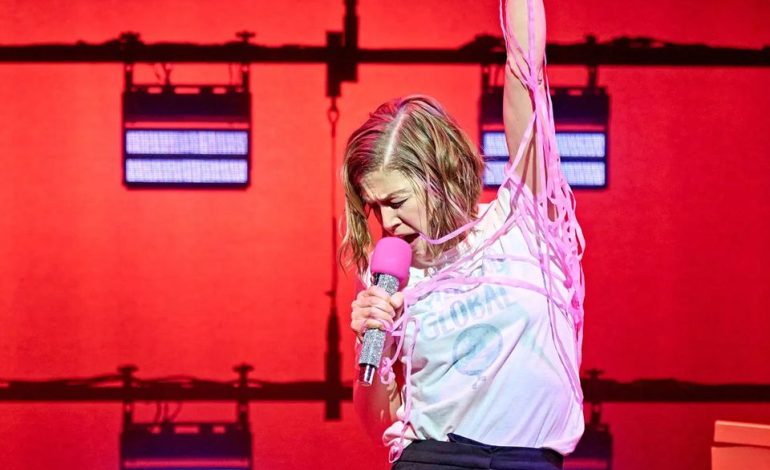 Schauspielerin Rosamund Pike kritisiert SMS-Versorgung im Theater