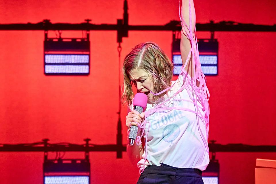 Schauspielerin Rosamund Pike kritisiert SMS-Versorgung im Theater