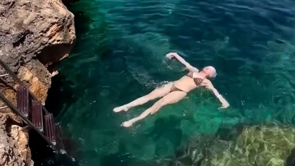 Daniela Katzenberger entkommt der Sommerhitze im Wasser