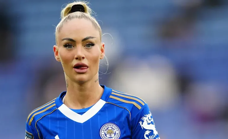 Alisha Lehmann genießt den Strandurlaub statt Fußball-WM