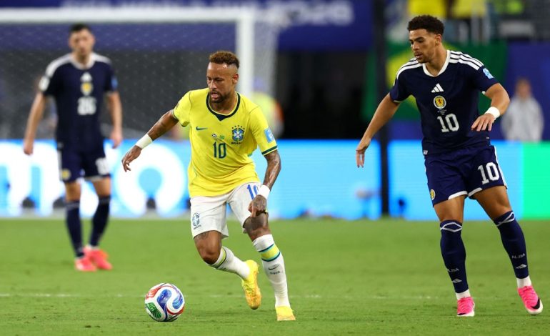 Brasilien zieht als Gruppensieger ins Achtelfinale ein