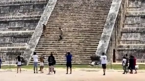 Touristen klettern verbotenerweise auf Kukulkán-Pyramide