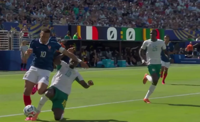 Expertenkritik an Schiedsrichterentscheidung bei Frankreich-Spiel