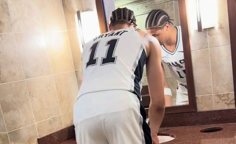 NBA-Star betritt versehentlich das Fan-WC während Playoff-Spiel