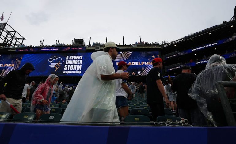 Gewitter unterbricht Frankreich-Spiel gegen Irak