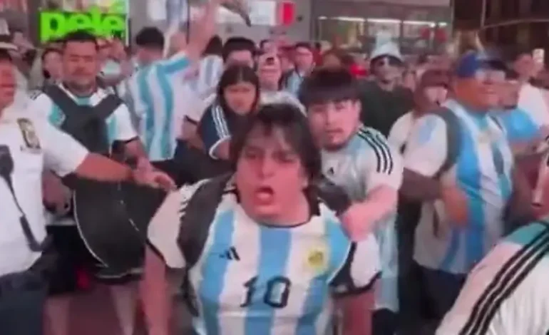 WM-Randale am Times Square: Auseinandersetzung zwischen Fans aus Argentinien und Algerien